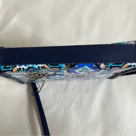 Vera Bradley Lisbon Medallion Cool Clear Beach Wristlet NWOT - Picture 4 of 8